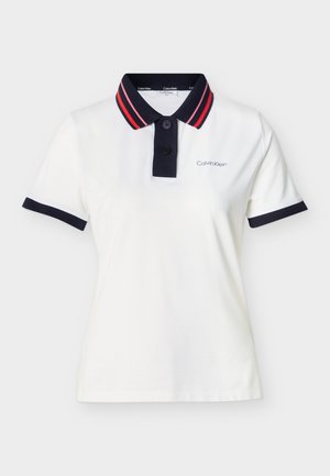 Polo bianca a maniche corte con colletto e bordi delle maniche blu navy, strisce rosse sul colletto, due bottoni e piccolo logo "Calvin Klein" sul petto.