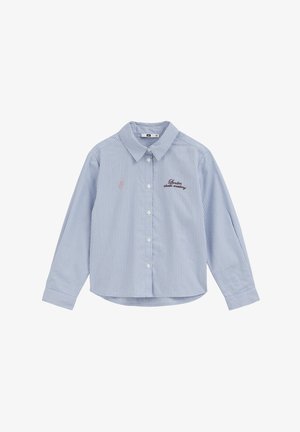 Chemise bleu clair à manches longues avec fines rayures blanches, boutonnée devant, col et "London studio academy" brodé sur la poitrine gauche.