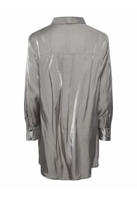 Camicia lunga in satin argento, con colletto, polsini con bottone e un retro plissettato per un tocco in più. Texture liscia e lucentezza.