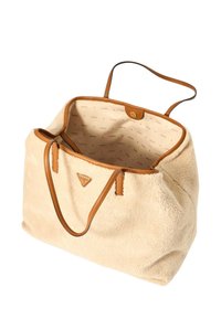 Borsa a spalla in pelliccia sintetica beige con manici e dettagli in pelle marrone. L'interno è foderato con un tessuto chiaro che presenta un motivo a logo ripetuto.