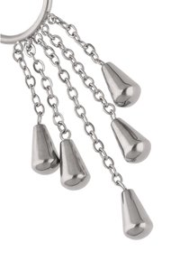 Metal nøglering med fem hængende dråbeformede accenter, sølvfinish, fastgjort med kædelynkker, glat tekstur, reflekterende overflade.