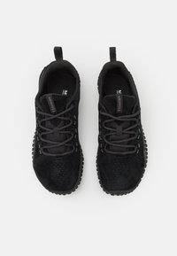 Sneakers neri con tomaia in suede e rete, punta arrotondata, colletto imbottito e suola in gomma testurizzata. Presentano un design con lacci e una linguetta per il calzo.