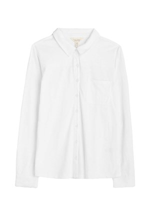 Biela dlhá košeľa s gombíkmi vyrobená z mäkkého materiálu. Má klasický golier, náprsného vrecka a štandardné manžety.