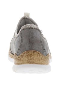 Chaussure en daim gris avec une semelle beige texturée. Arrière arrondi, semelle extérieure blanche, et petite languette au talon. Design minimaliste avec des détails cousus.