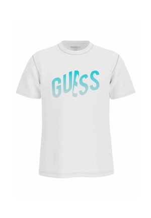 Maglietta bianca a maniche corte con scollo rotondo e la scritta "GUESS" stampata in grandi lettere maiuscole sfumate blu e distorte sul petto.