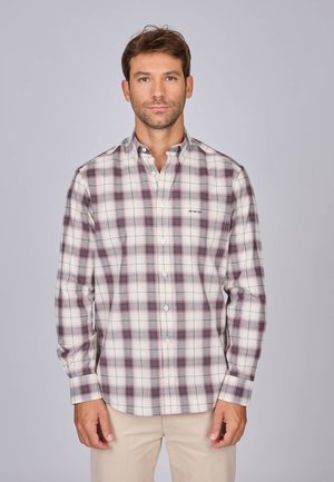 Chemise à carreaux en blanc, bordeaux et gris. Design à boutons sur le devant avec un col. Manches longues avec poignets boutonnés. Logo subtil sur la poitrine.