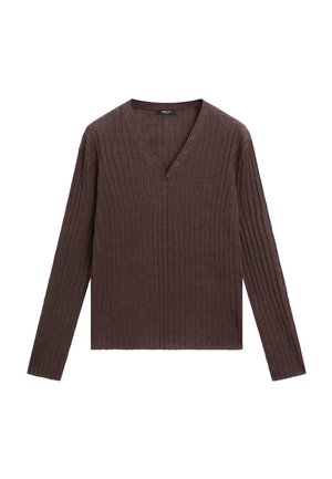 Długi sweter z dzianiny prążkowanej w ciemnobrązowym kolorze, z dekoltem w serek i trzema małymi guziczkami po lewej stronie dekoltu.