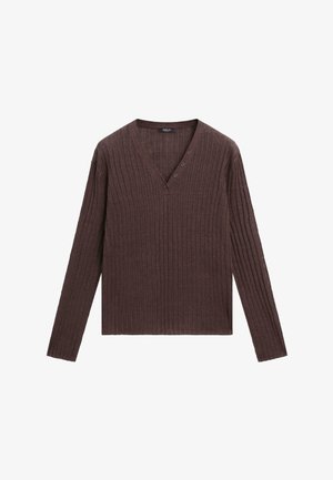 Długi sweter z dzianiny prążkowanej w ciemnobrązowym kolorze, z dekoltem w serek i trzema małymi guziczkami po lewej stronie dekoltu.