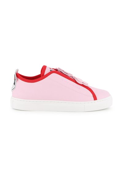 Χαμηλό sneaker σε ανοιχτό ροζ με κόκκινη διακόσμηση, λευκή σόλα και διακοσμητικό φιόγκο στην κορυφή, πλευρική όψη.