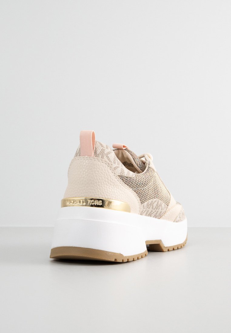 Beige Strick-Sneaker aus strukturiertem Stoff, mit pinker Fersenschlaufe, goldenen Hardware-Akzenten und einer weißen Plateausohle mit braunem Profil.