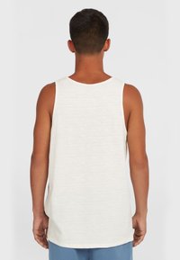 Witte katoenen tanktop met een losse pasvorm, ronde halslijn en zonder mouwen. Licht textuur met een licht gemêleerd uiterlijk.