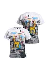 Camiseta gráfica de manga corta con ilustraciones de animales coloridos sobre un fondo blanco y gris con patrones abstractos.