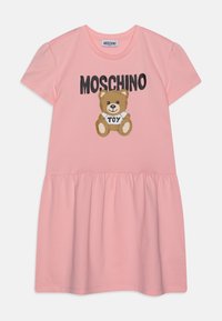 Růžové bavlněné šaty s potiskem medvěda a nápisem "MOSCHINO TOY". Krátké rukávy, kulatý výstřih a rozšířený design sukně.