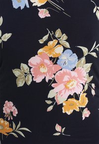 Kukallinen kangasmalli, jossa on vaaleanpunaisia, oransseja ja sinisiä kukkia sekä beige-vihreitä lehtiä mustalla taustalla.