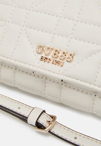 Guess ASSIA CROSSBODY FLAP ORGANIZER - Skuldertasker - stone