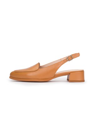 Hellbrauner Slingback-Schuh aus Leder mit niedrigem Blockabsatz, abgerundetem Zehenbereich und verstellbarem Schnallenriemen, seitlich auf weißem Hintergrund dargestellt.
