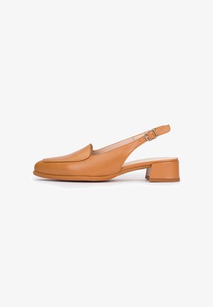 Zapato de piel color cuero con tacón bajo de bloque, punta redondeada y correa ajustable con hebilla, mostrado en perfil lateral sobre fondo blanco.