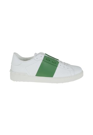 Scarpa da ginnastica bianca a taglio basso con una larga fascia verde sul lato e lacci bianchi, vista dal lato esterno.