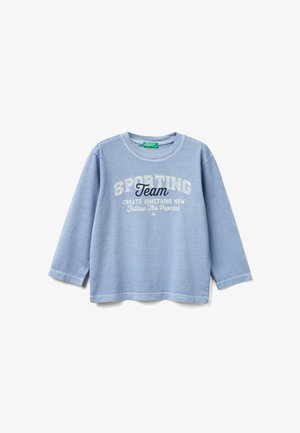 Světle modré tričko s dlouhým rukávem vyrobené z měkké bavlny, se sloganem "SPORTING Team" v bílé a tmavě námořnické barvě, s kulatým výstřihem.