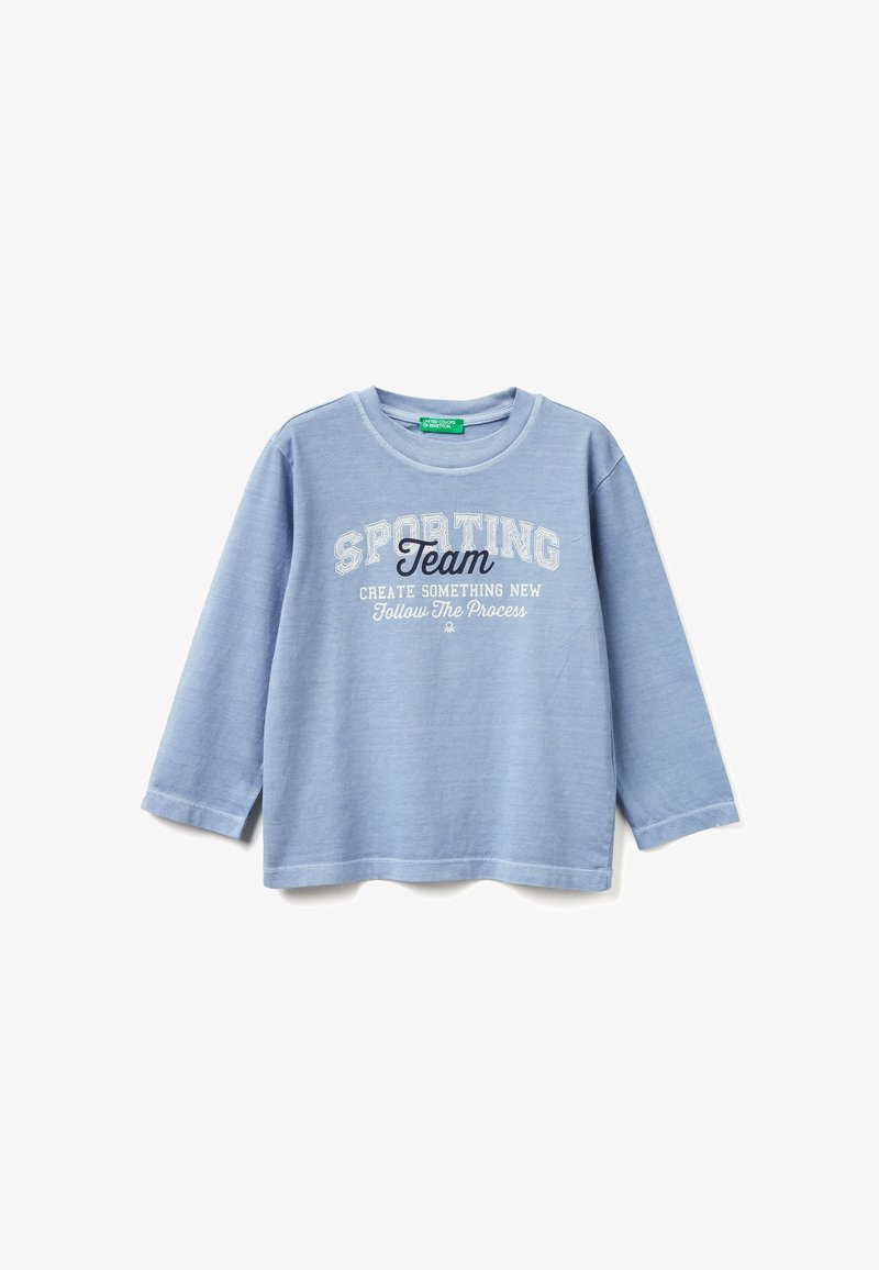 Camiseta de manga larga azul claro, hecha de algodón suave, con el texto "SPORTING Team" en blanco y marino oscuro, y un cuello redondo.