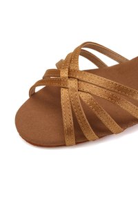 Brązowe sandały z plecionymi satynowymi paskami, miękką beżową wkładką oraz gładką podeszwą. Charakteryzują się p�łaskim designem i otwartym czubkiem dla lepszej wentylacji.