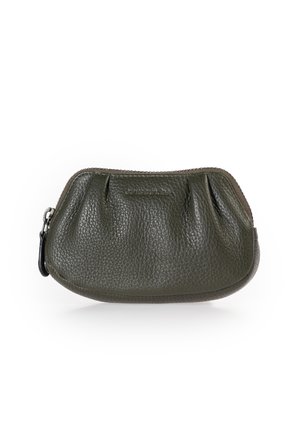 Borsetta in pelle verde oliva con texture a ciottoli, forma rotonda, dettagli arricciati e chiusura con zip a contrasto.