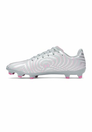 Hellgrauer Fußballschuh mit pinkfarbenen Akzenten, Zickzackmuster, Schnürsenkeln und geformten Stollen an der Sohle, von der rechten Seite gezeigt.