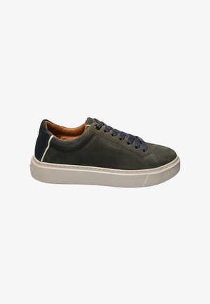 Niedriger dunkelgrüner Sneaker mit marineblauen Schnürsenkeln, weißer Sohle und hellbraunem Innenfutter, von der Außenseite auf weißem Hintergrund gezeigt.