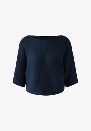 Marineblauer Strickpullover mit weitem Ausschnitt, dreiviertellangen Ärmeln und Zopfmusterdetails in der Mitte und an den Seiten.