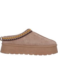 Suede slip-on sko i ljusbrunt med en texturerad ovandel, som har ett färgglatt broderat mönster längs kragen och en kraftig sula.