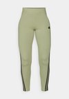 FUTURE ICONS THREE STRIPES LEGGING - Leggingek - tent green