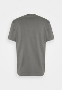 T-shirt uni gris foncé à manches courtes et col rond, vu de dos, avec un ourlet droit et une couture simple.