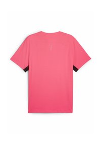 Camiseta de manga corta en rosa brillante con tela texturizada, presenta un acento negro en las mangas y detalles reflectantes en la parte posterior.