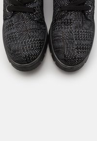 Jana Stivaletti con plateau - black
