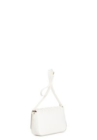 Hvid crossbody taske lavet af syntetisk læder. Har en flad form, en struktureret top med folder og en lang justerbar skulderrem.