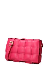 Borsa a tracolla in pelle intrecciata rosa, con forma rettangolare, tracolla regolabile e dettagli in metallo dorato. Texture liscia e cuciture decorative.