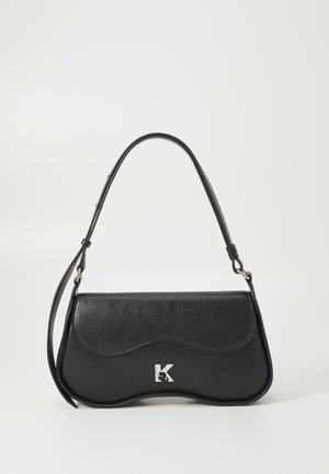 Borsa a mano in pelle nera con forma curvata, una sola tracolla regolabile e un logo metallico "K" argentato sul fronte. Texture liscia.