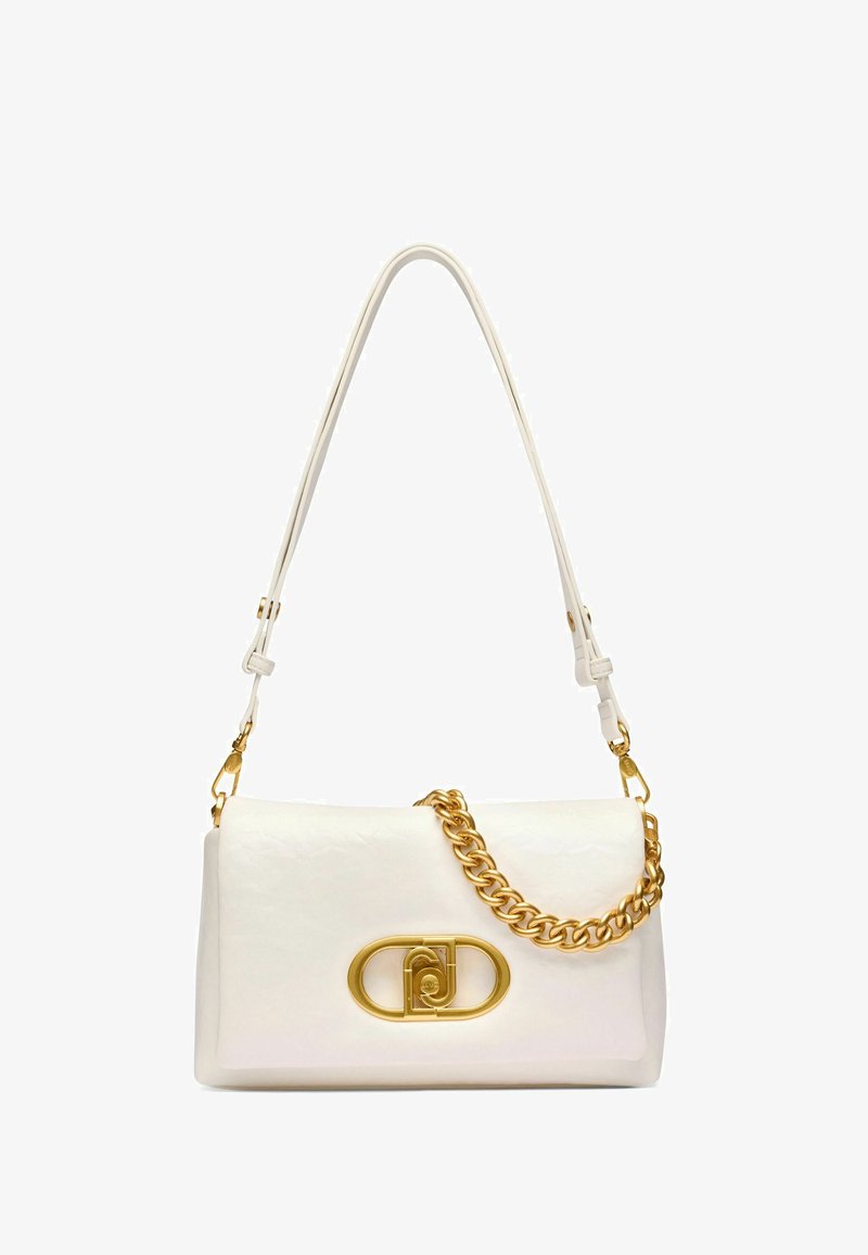 Borsa a mano in pelle bianca con una finitura liscia, dotata di una tracolla in catena dorata, un fermo ovale decorativo e una forma rettangolare strutturata.