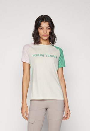 Camiseta ligera de manga corta hecha de tela acanalada en colores crema, rosa y verde, que presenta el texto "KARITRAA" en turquesa.
