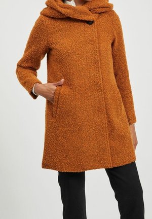 Gestructureerde oranje jas met capuchon, voorzien van een enkele knoopsluiting, twee zijzakken en een knielange snit.