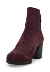 Stivaletto alla caviglia in camoscio bordeaux con tacco largo alto, cerniera laterale, punta arrotondata e texture liscia. Design semplice con dettagli minimi.