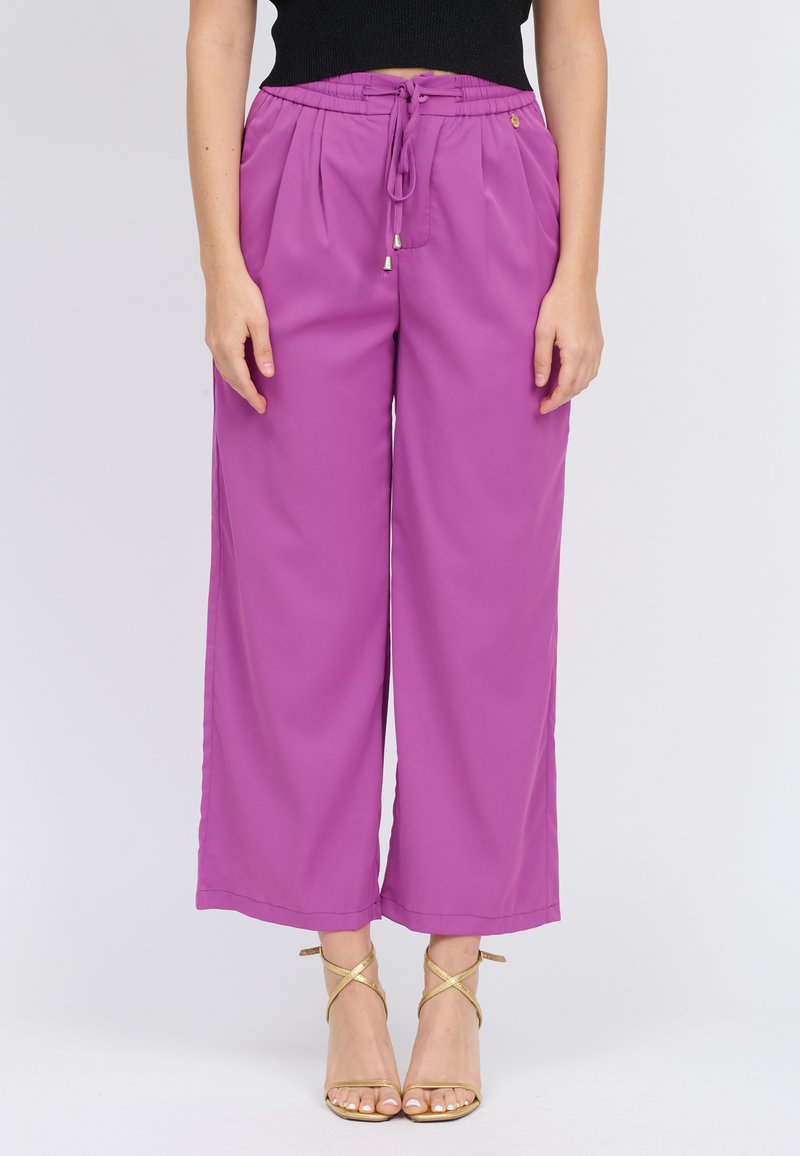Pantalones de pierna ancha morados con cintura de cordón y pliegues. Fabricados en una tela suave, presentan un corte relajado y sutiles acentos dorados.