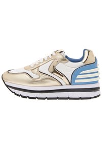 Sneaker metallico oro e bianco con accenti blu, pelle texture, sole imbottito e design del tallone a strati. Suola in gomma nera.