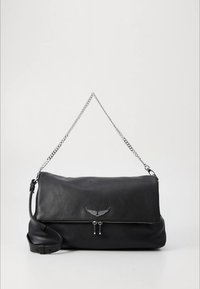 Sort læderhåndtaske med kæderem, med lynlås og et dekorativt sølvvinge-emblem på forsiden. Glat tekstur.