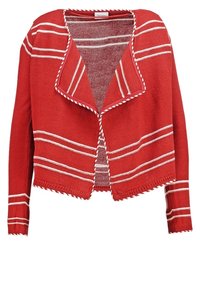 Červený pletený kardigan s bílými vodorovnými pruhy, otevřený střih vpředu a třepené okraje. Měkká textura, rukávy do poloviny délky.