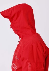 Rode hooded jack met een ritszak op de mouw en verstelbare trekkoorden op de capuchon, zijaanzicht.