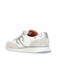 Sneaker sportive con una toma in pelle bianca, dettagli in suede e particolari argentati. Presentano una suola testurizzata e una fodera interna arancione.