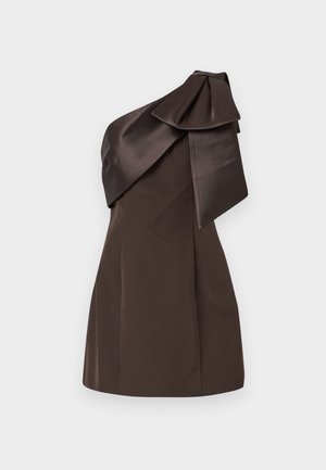 Robe en satin marron foncé à une épaule avec un grand nœud noué sur l'épaule et une silhouette ajustée aux genoux.