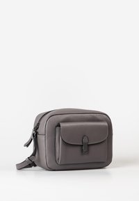 Graue Lederhandtasche mit strukturierter Oberfläche, mit einer vorderen Tasche mit Klappe und einem Hauptfach mit Reißverschluss. Verstellbarer Schultergurt enthalten.