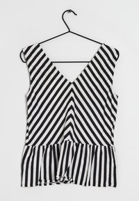 Zwart-wit gestreepte top aan een hanger, met een V-hals, uitlopende zoom en korte mouwen. Stof heeft een gladde textuur.